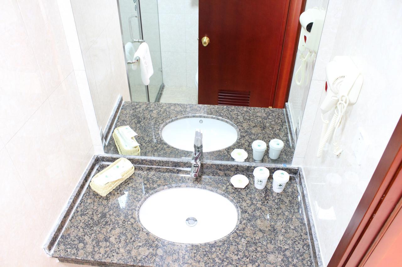 Hotel Greentree Songjiang Songdong Business 3*